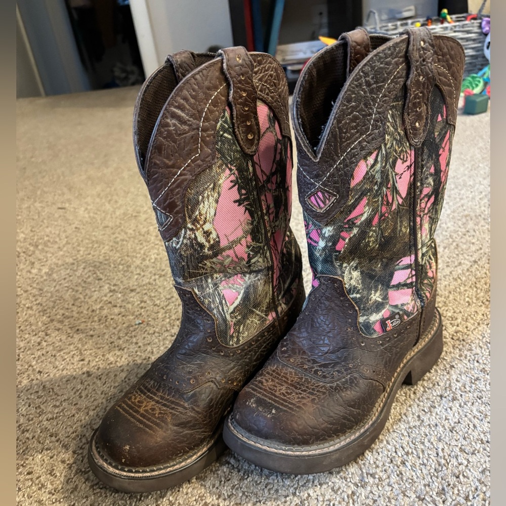 Justin Round Toe Boots